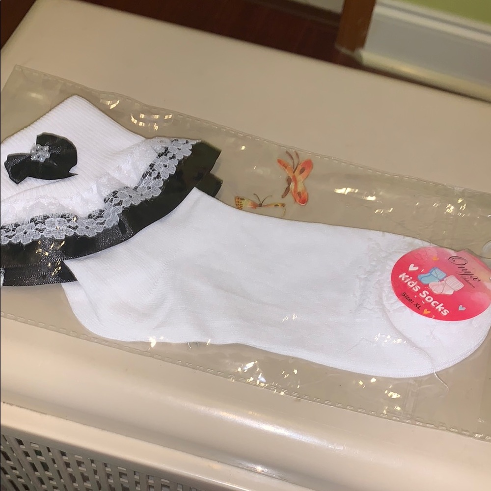 Onyx Lace ruffle socks with bow